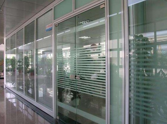 办公室玻璃隔断可以放一些工作用品.JPG